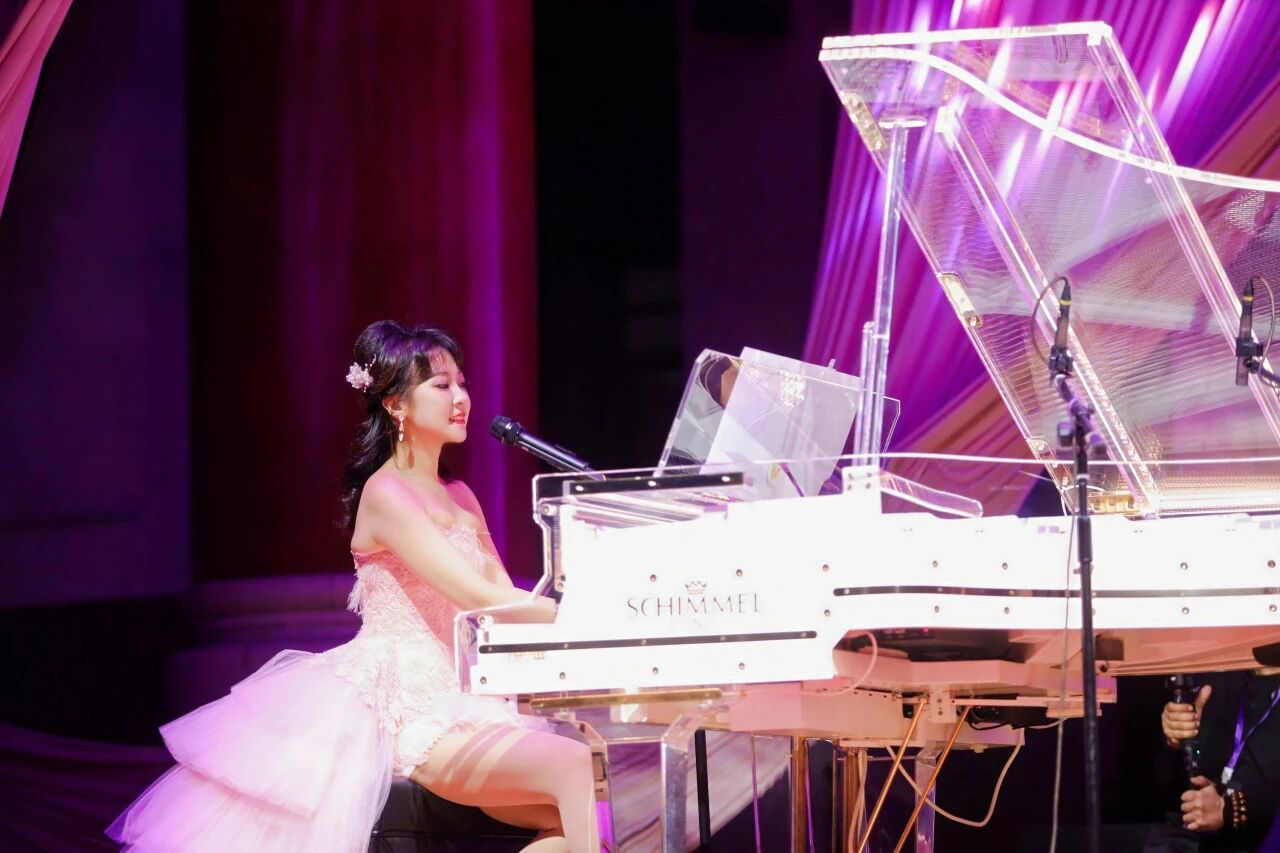 “行走的CD”陈佳在舒密尔水晶钢琴上，用声线唤醒观众的邓丽君记忆